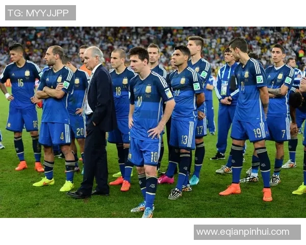 足球球星超高清横屏壁纸,震撼呈现球场英雄风采,尽显运动魅力与激情 足球球星超高清横屏壁纸,震撼呈现球场英雄风采,尽显运动魅力与激情